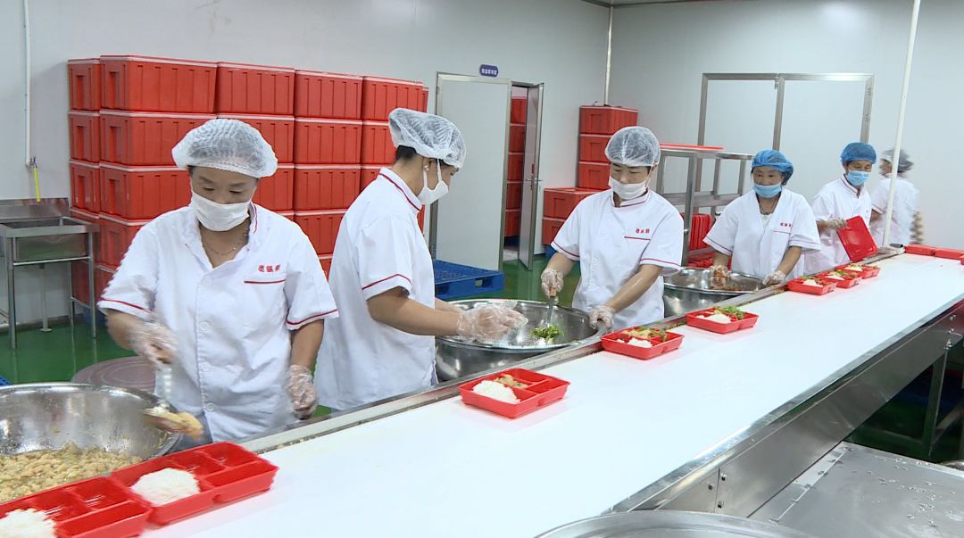 庆云中央厨房统一配餐,学生们安全饮食家长放心!